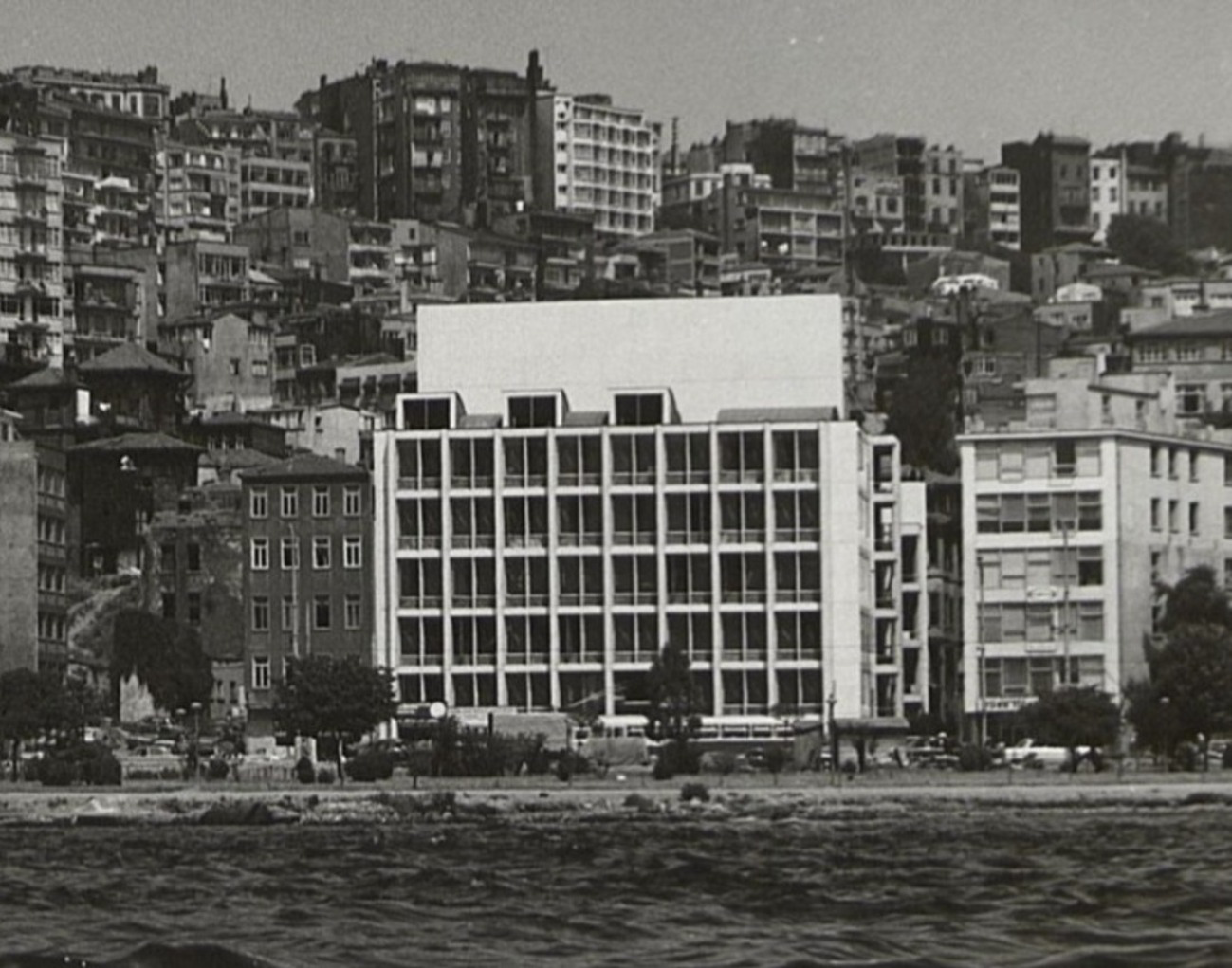 Türkiye Modern Mimarlığının Bir Temsilcisi Daha Yok Oluşun Eşiğinde: Fındıklı Akbank Genel Müdürlüğü