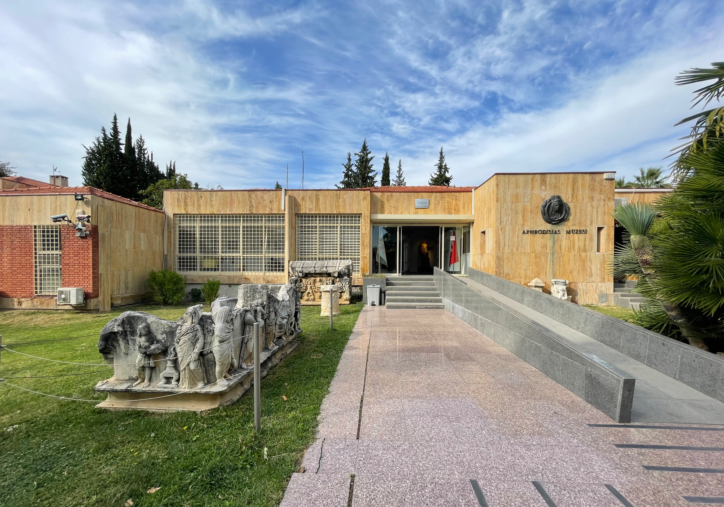 Antik Kent Afrodisias'ta Modern Bir Yapıyla Karşılaşmak